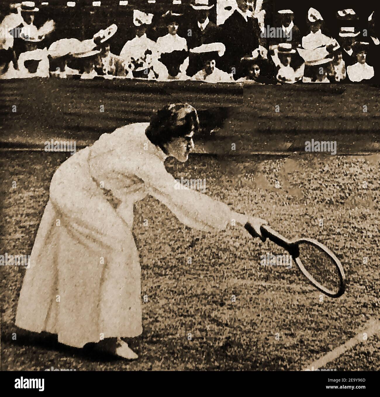 1908 - EIN Pressefoto der Zeit mit 'mrs Lambert Chambers; Champion Tennisspieler in Wimbledon. --- Dorothea Lambert Chambers (geb. Dorothea Katherine Douglass, 1878 – 1960) war eine britische Tennisspielerin, die 7 Wimbledon Women's Singles Titel und eine Goldmedaille bei den Olympischen Sommerspielen 1908 gewann. Sie war die Autorin von "Tennis for Ladies". Während des Ersten Weltkriegs während des Ersten Weltkriegs unternahm sie freiwillige Kriegsarbeiten, zunächst im Ealing Hospital und dann im Kleinen Theater Stockfoto