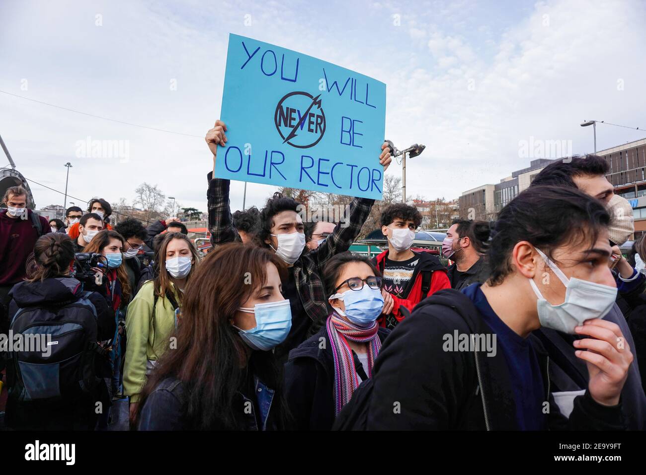 Istanbul, Türkei. Januar 2021, 6th. Ein Student protestiert mit einem Plakat mit der Aufschrift "Du wirst nie unser Rektor sein" während der Demonstration.Studenten der Universität Bo?aziçi protestieren gegen den von der Regierung ernannten Rektor Melih Bulu. Quelle: Ibrahim Oner/SOPA Images/ZUMA Wire/Alamy Live News Stockfoto