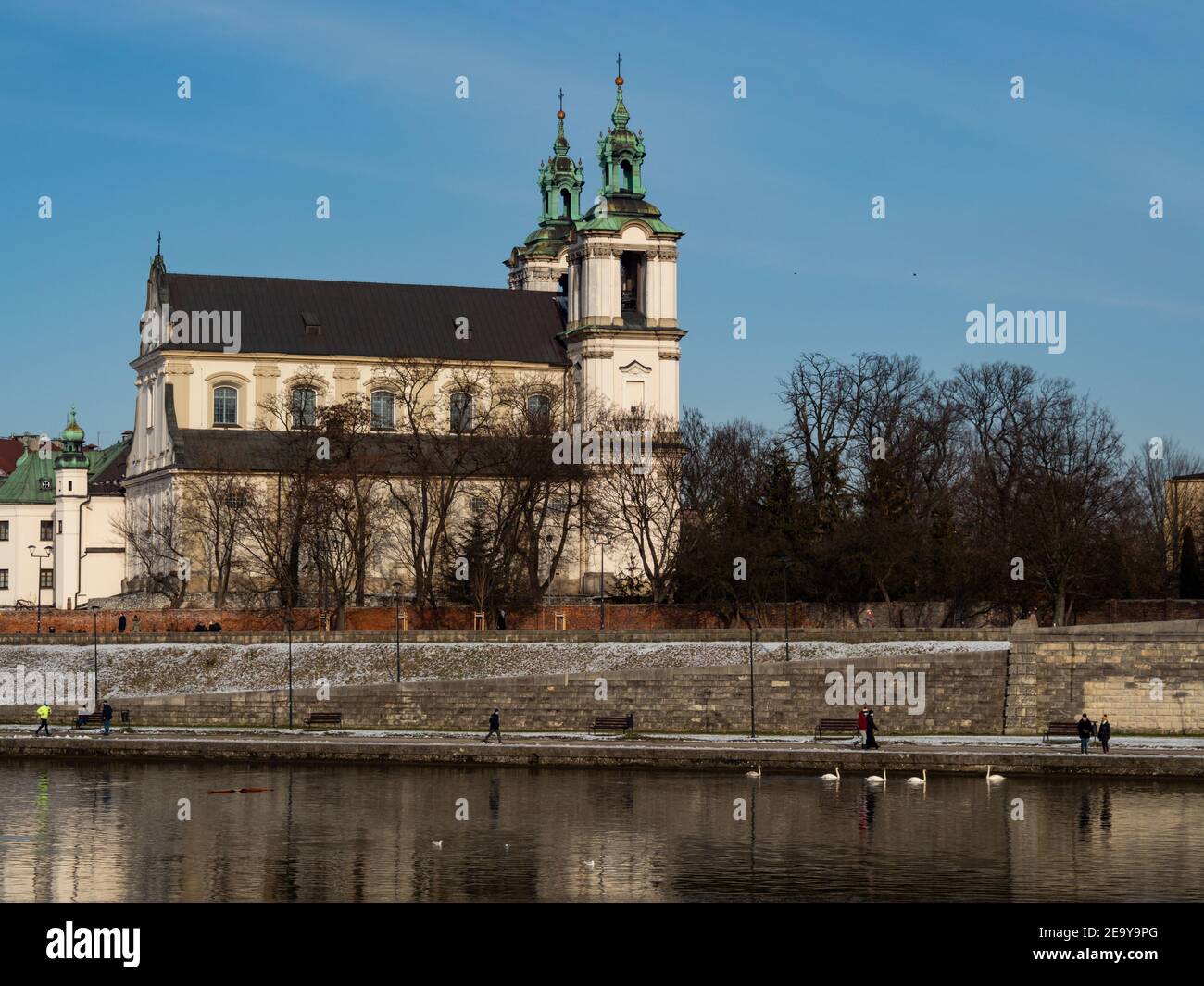 31/01/2021 - Polen/Krakau - Blick über die Weichselufer und den Erzengel St. Michael und die Kirche St. Stanisław. Winterzeit. Stockfoto