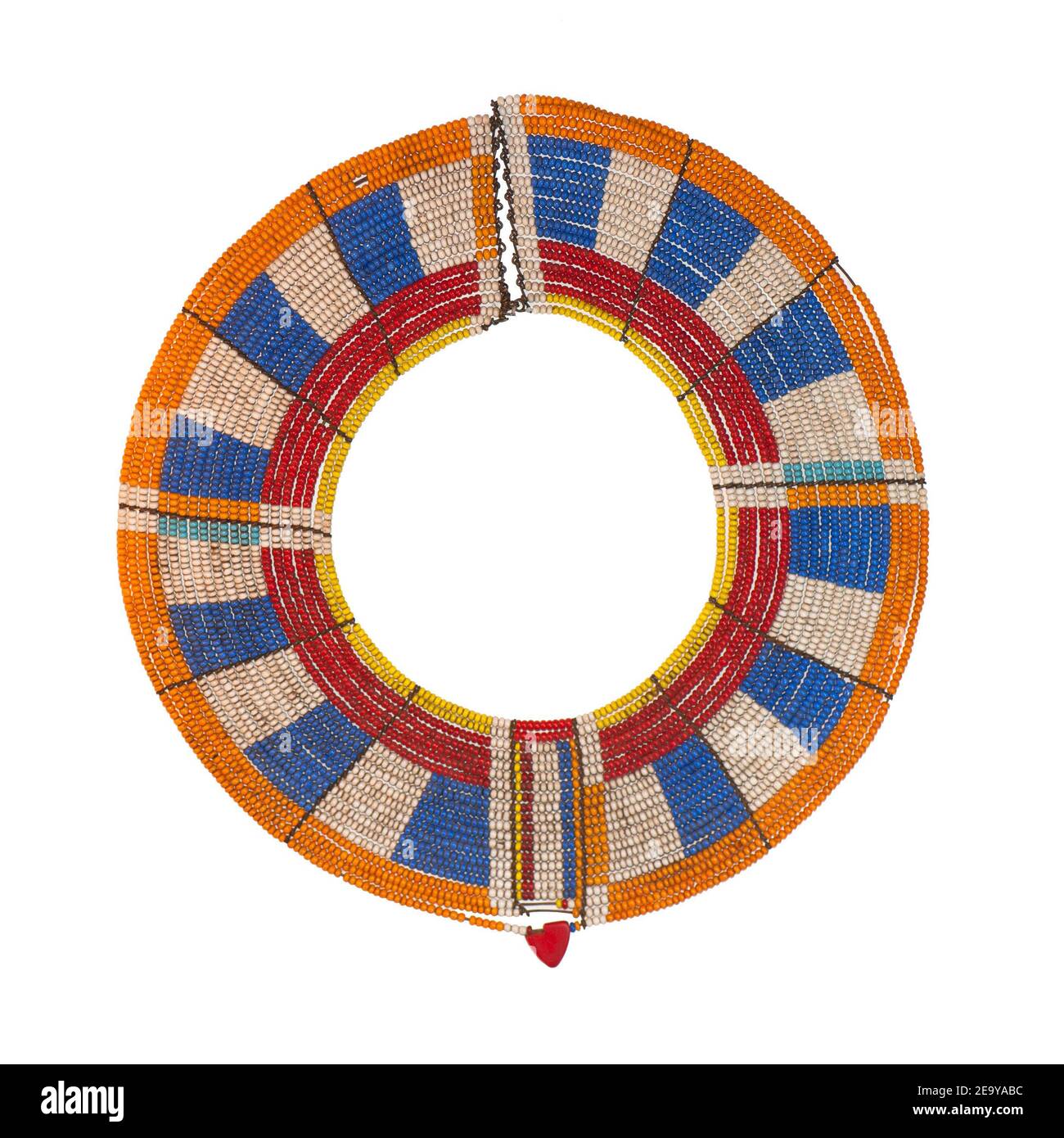 Masai Frauen tragen typische lange Halsketten. Während des Tanzes verursachen rhythmische Bewegungen des Halses hin und her angenehme Geräusche. Stockfoto