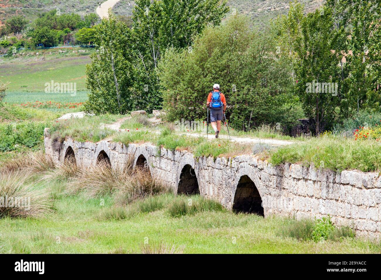 Pilger auf dem spanischen Jakobsweg der Jakobsweg über die Römerstraße und die Brücke aus Castrojeriz Castilla y León Stockfoto