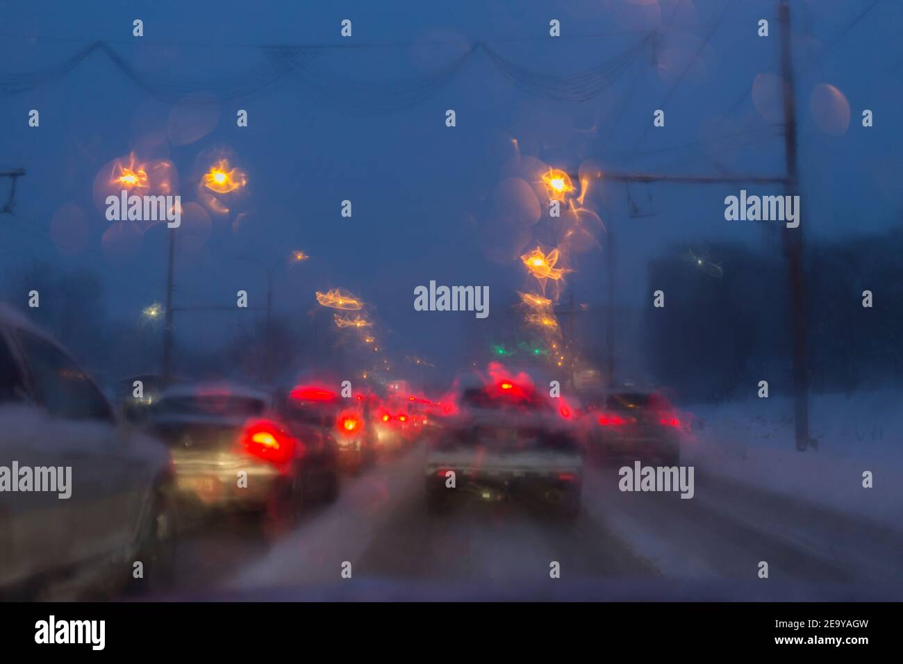 Wunderschöne Unschärfen und Bokeh Bilder von weihnachten Licht Nacht. Die Nachtstraßen des Chisinau der Republik Moldau. Stockfoto