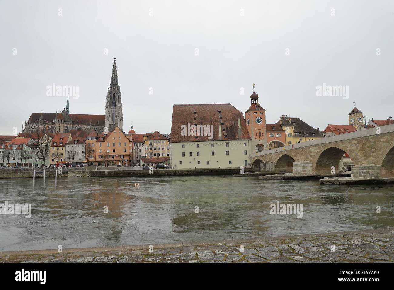 DEUTSCHLAND, REGENSBURG, 01. FEBRUAR 2019: Stadtbild von Regensburg mit Steinbrücke über Donau, Salzstadel, Römerturm und Petersdom Stockfoto