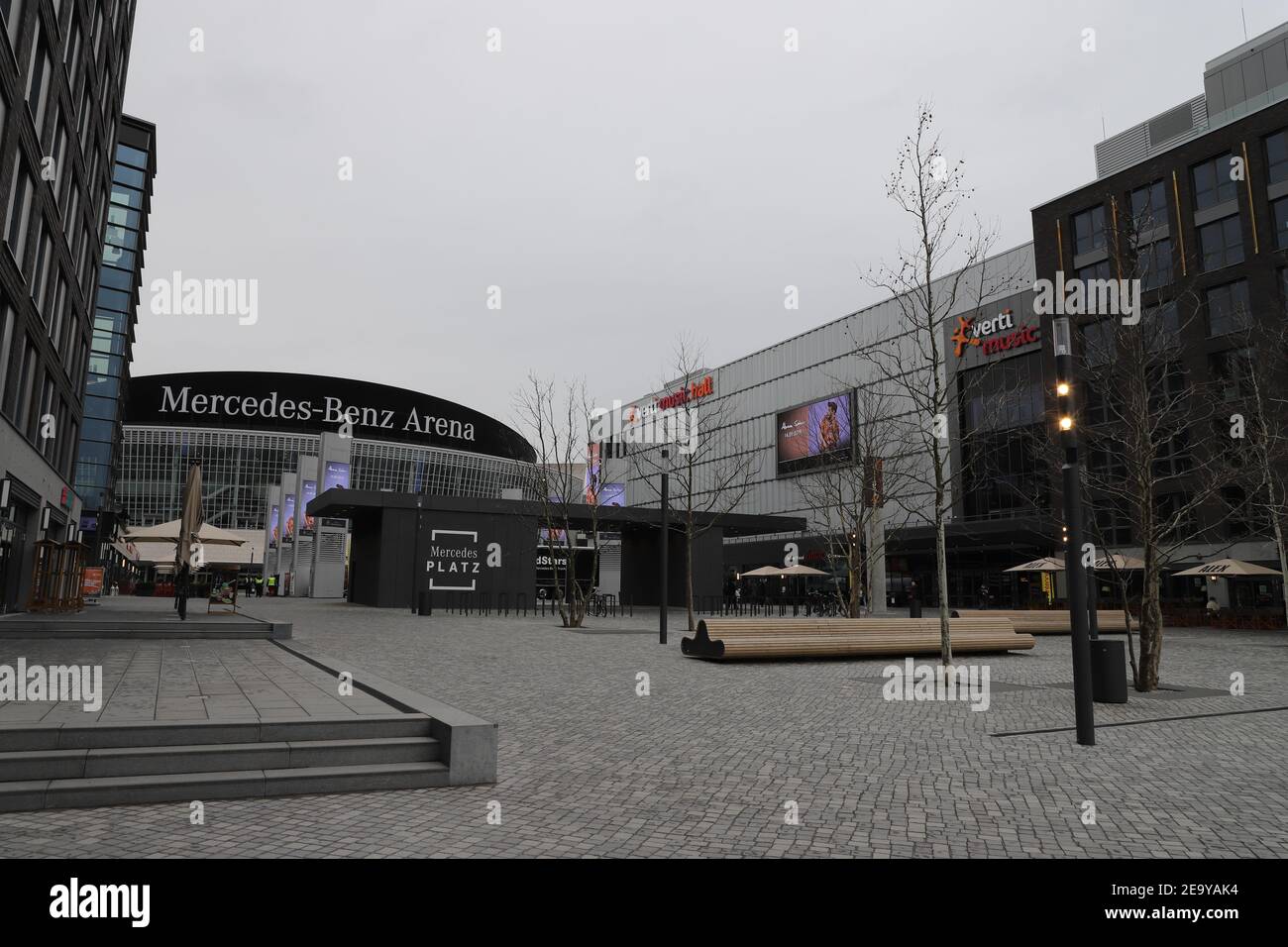 DEUTSCHLAND, BERLIN, 03. MÄRZ 2019: Mercedes Platz mit Mercedes-Benz Arena und Verti Music Hall Stockfoto