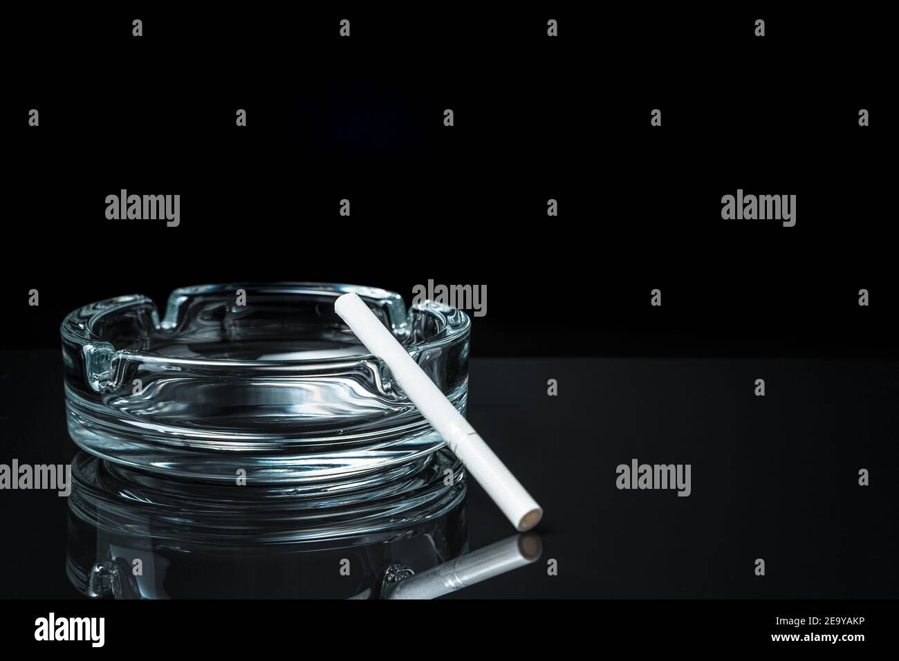 Zigarette im Aschenbecher rauchen - Stockfotografie: lizenzfreie Fotos ©  kelpfish 51939459