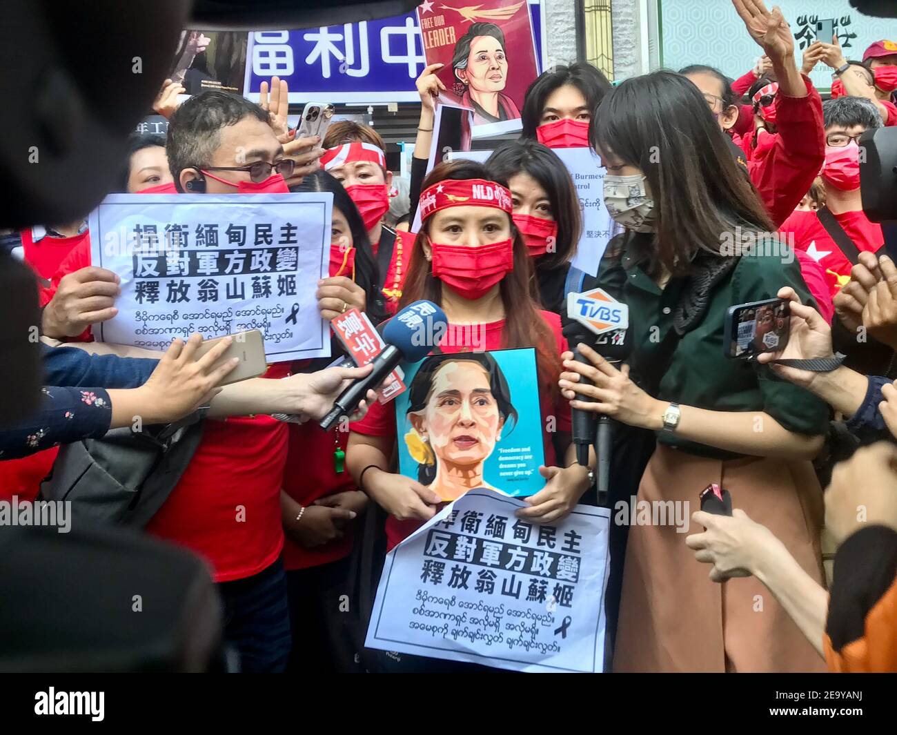 Taipeh, TTaiwan. Februar 2021, 6th. Etwa 400 burmesische Staatsbürger, die Schilder, Porträts und Nationalflaggen von Myanmar halten, gehen auf die Straßen von Taipei, um die Freilassung von Aung San Suu Kyi zu fordern.Sie singen Slogans "gegen den Militärputsch", "frei Myanmar". Die Autorität der Regierung von Myanmar wurde an Oberbefehlshaber Min Aung Hlaing übergeben, nachdem ein Militärputsch das Land gestürmt hatte. Quelle: Daniel Ceng Shou Yi/ZUMA Wire/Alamy Live News Stockfoto