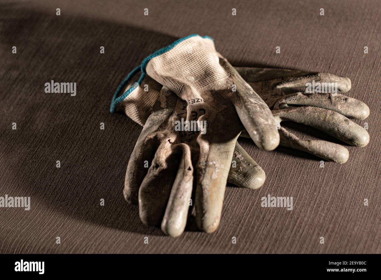 Bauarbeiter Handschuhe verwendet zeigen die harte und schwierige Arbeit Der Arbeit in der Bauindustrie Stockfoto