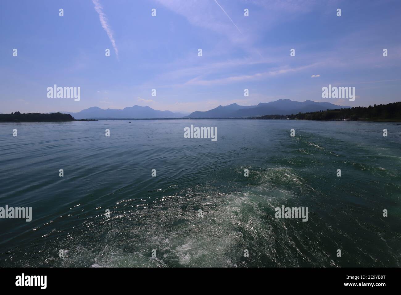 Blick auf den bayerischen Chiemsee mit Bergen in der Hintergrund Stockfoto