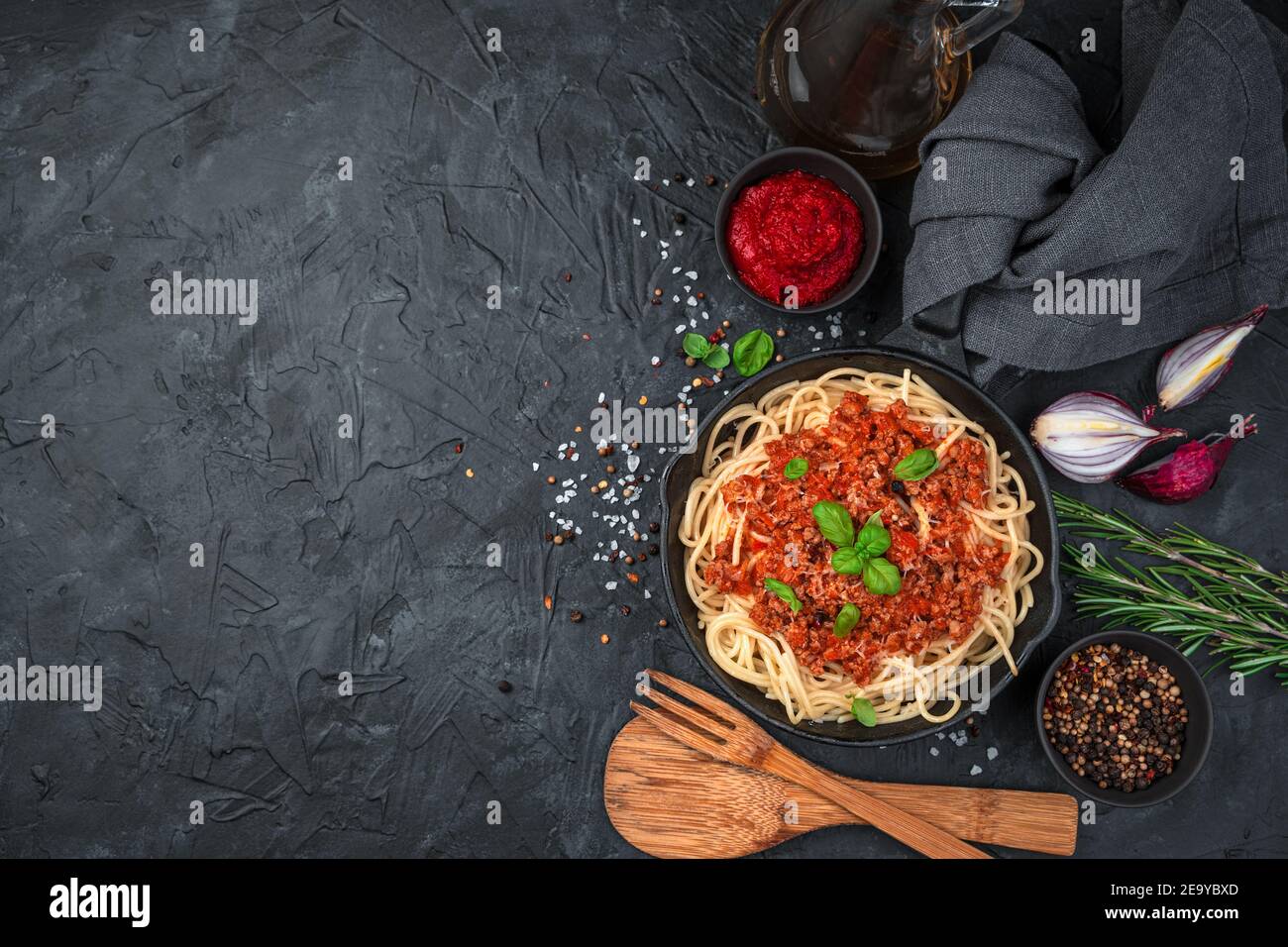 Pasta mit Fleischgarnieren und Basilikum Gewürze. Stockfoto