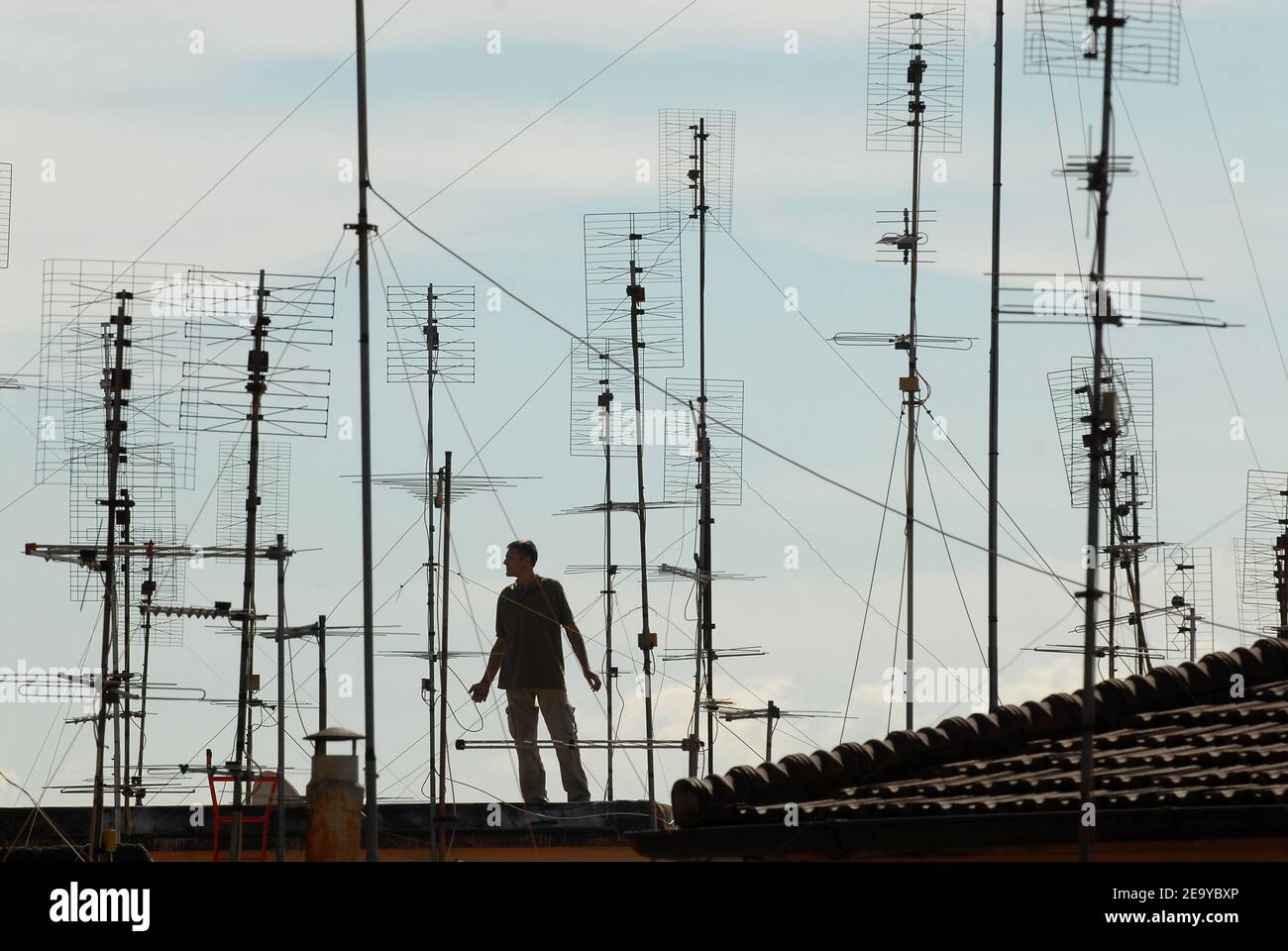 Rom, Italien 18/09/2006: Fernsehantennen auf den Dächern der Häuser auf der Piazza Vittorio. ©Andrea Sabbadini Stockfoto