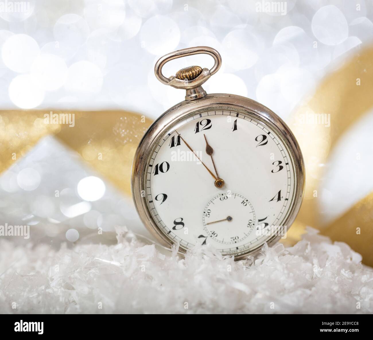 Countdown für Silvester. Fast Mitternacht auf einem alten Kreis silber glänzende Taschenuhr, Bokeh Hintergrund. Fünf Minuten vor zwölf. Feier, Party, Stockfoto