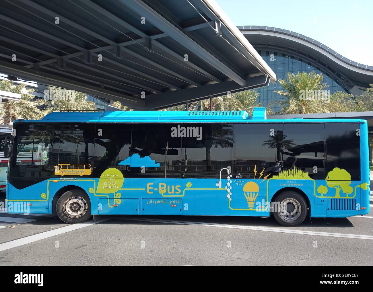 Ein umweltfreundlicher Bus mit öffentlichen Verkehrsmitteln in Katar. Stockfoto