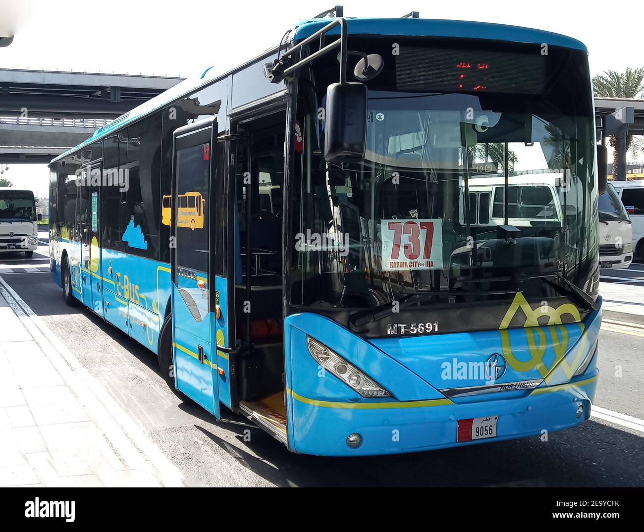 Ein umweltfreundlicher Bus mit öffentlichen Verkehrsmitteln in Katar. Stockfoto