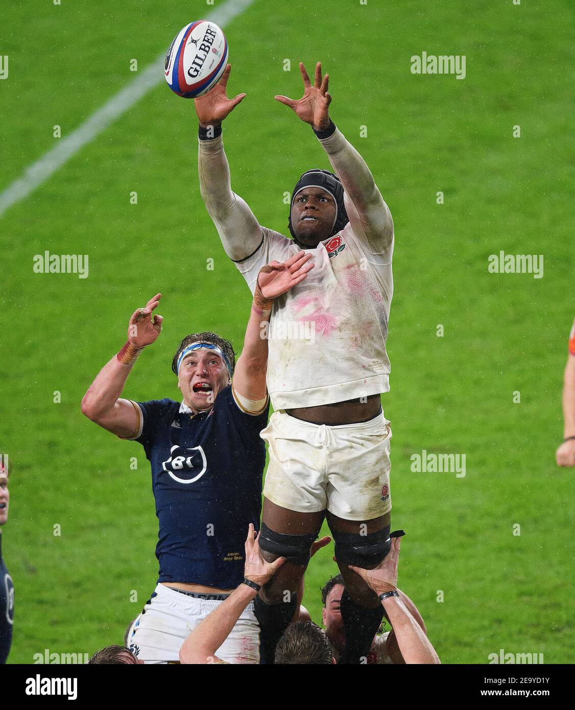 Twickenham, Großbritannien. Februar 2021, 06th. Twickenham Stadium, London 6th Feb 2021 Englands Maro Itoje kämpft mit Jonny Gray während ihres Six Nations-Spiels gegen Schottland um den Ball. Bild-Kredit : Kredit: Mark Pain/Alamy Live Nachrichten Stockfoto