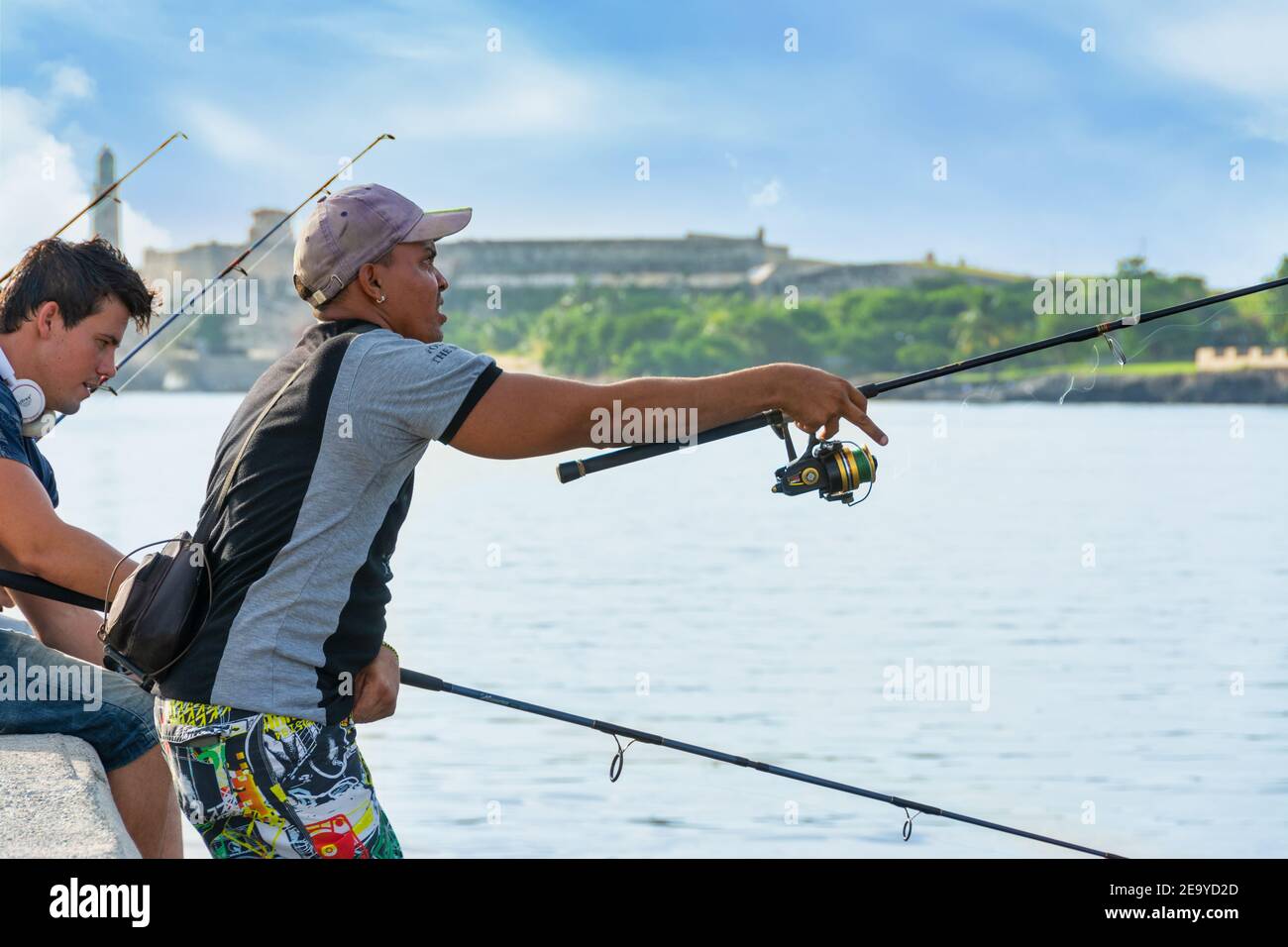 Kubaner, die in El Malecon, Havanna, Kuba fischen Stockfoto