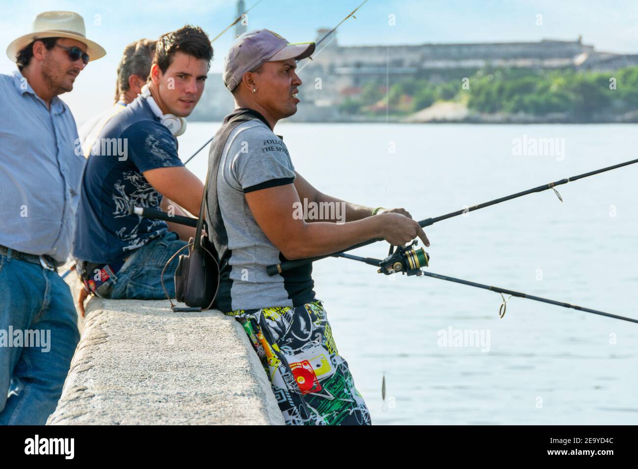 Kubaner, die in El Malecon, Havanna, Kuba fischen Stockfoto