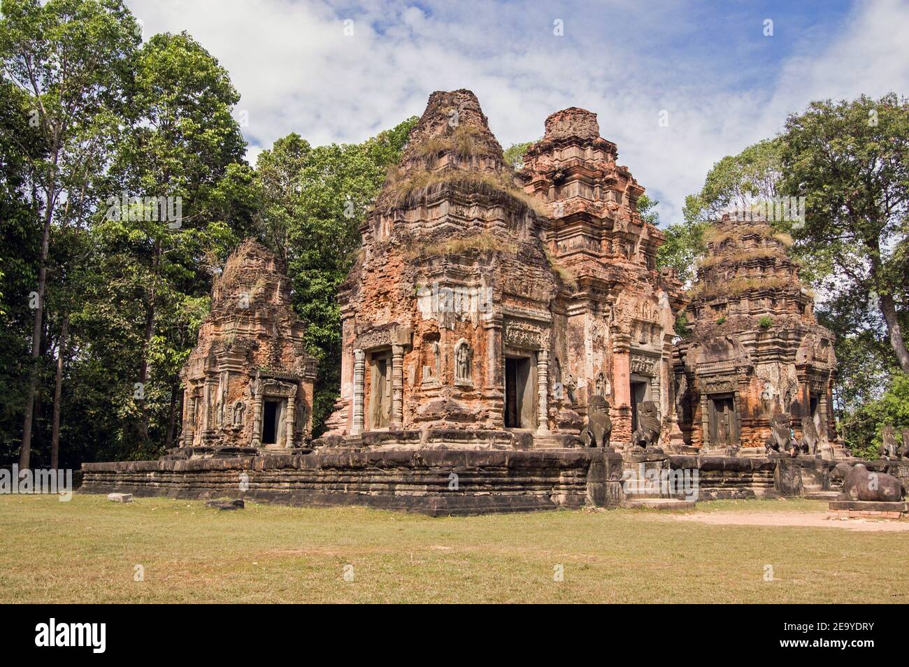 Blick auf den alten Khmer Tempel von Preah Ko, der dem heiligen Stier gewidmet ist. Teil des Roluos Komplexes in Angkor, Kambodscha. Stockfoto