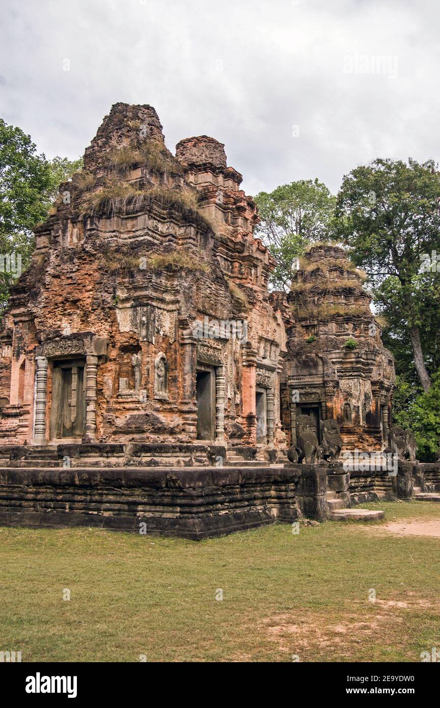 Der alte Khmer Tempel von Preah Ko, Teil des Roluos Komplexes in Angkor, Siem Reap, Kambodscha. Dieser Tempel der Heiligen Bulle wurde Shiva gewidmet Stockfoto