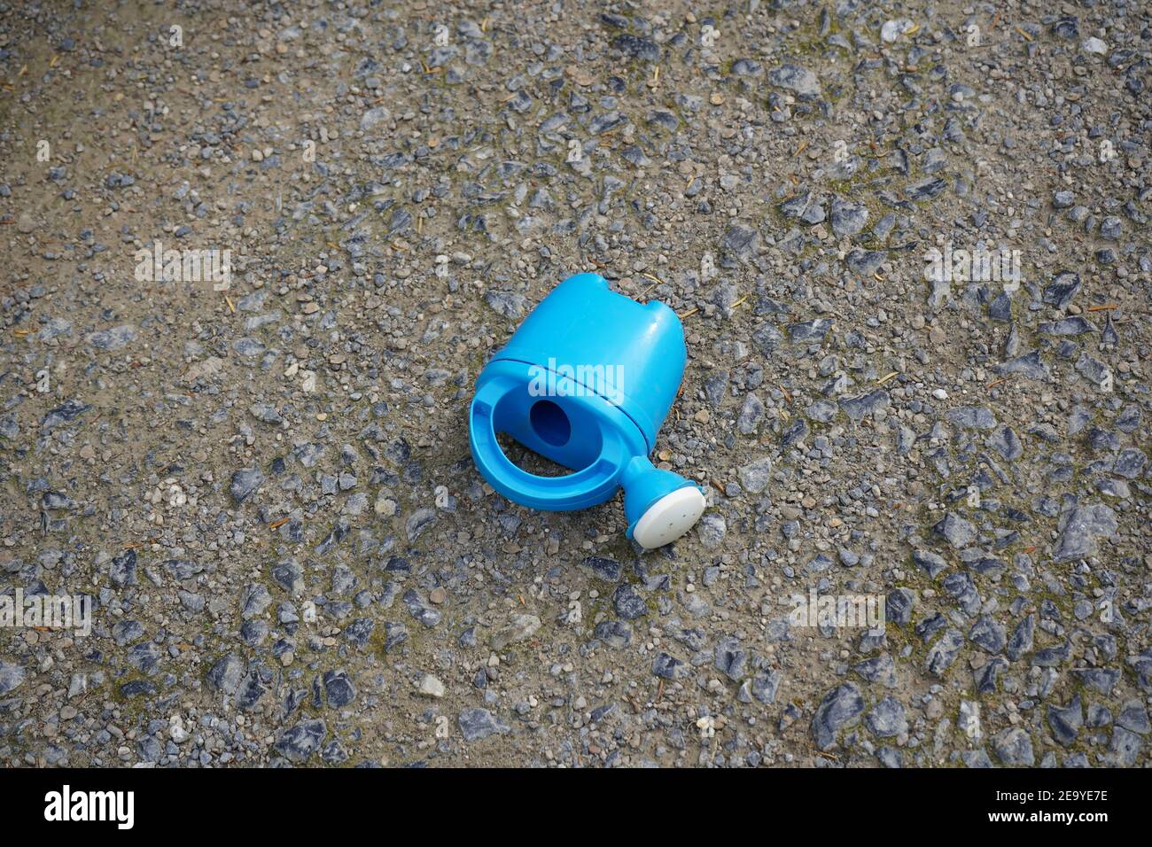 Verlassene Plastikspielzeug auf einem einsamen Spielplatz. Stockfoto