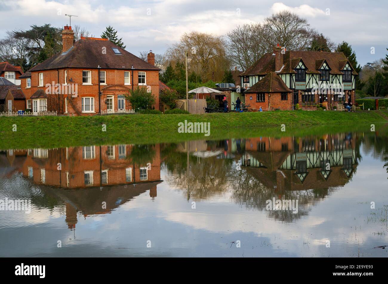 Cookham, Berkshire, Großbritannien. 6th. Februar 2021. Überschwemmung außerhalb der Grundstücke und der Crown Pub auf Cookham Moor. Entlang der Themse von Hurley nach Cookham ist weiterhin ein Hochwasser-Warnhinweis in Kraft. Das Pfund über Cookham Moor überflutete Anfang dieser Woche und bleibt nach dem Hochwasser für den Verkehr gesperrt. Die Überschwemmungswasserstände haben sich verringert, es wird jedoch über Nacht mit weiteren Regenfällen und möglichen Schneefällen gerechnet, und das Umweltbundesamt überwacht die Situation genau. Quelle: Maureen McLean/Alamy Live News Stockfoto