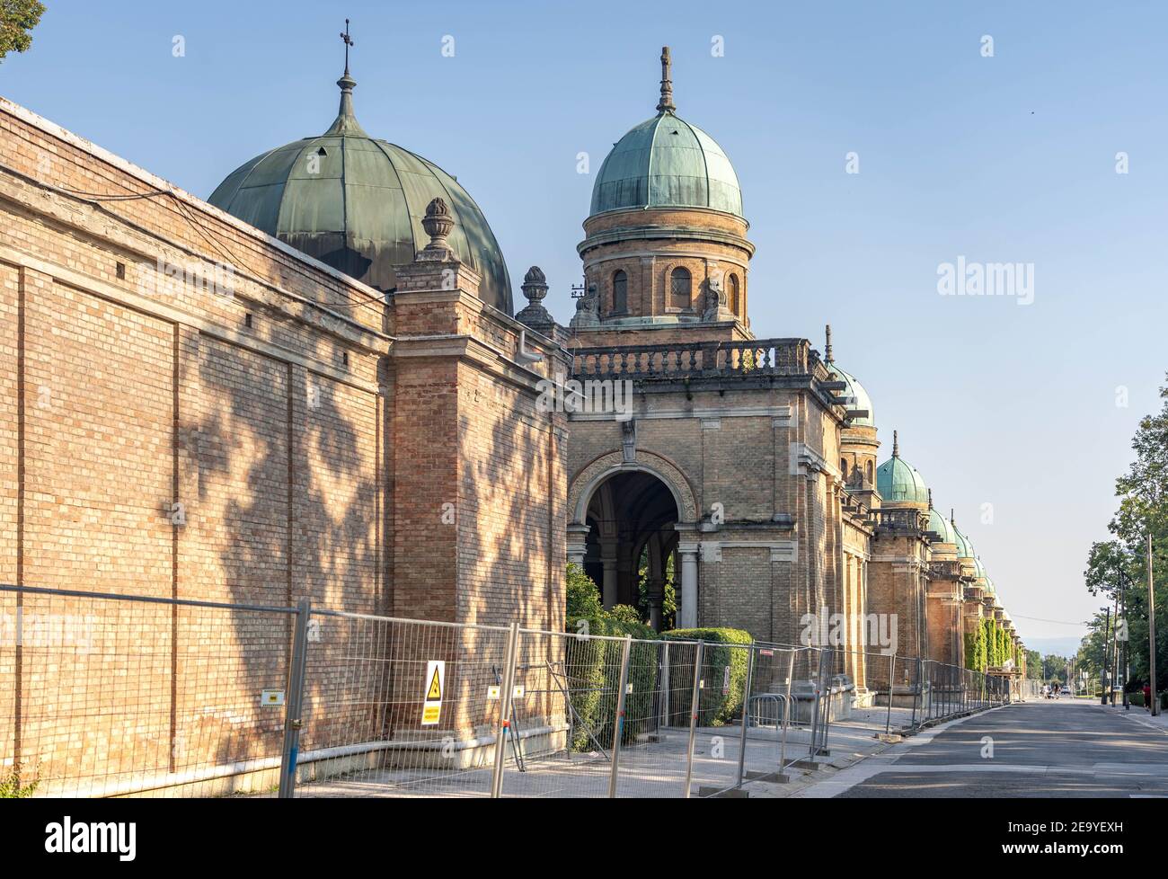 Zagreb, Kroatien - 9. Aug 2020: Außenansicht des Friedhofs von Mirogoj nach dem Erdbeben von 2020 Stockfoto