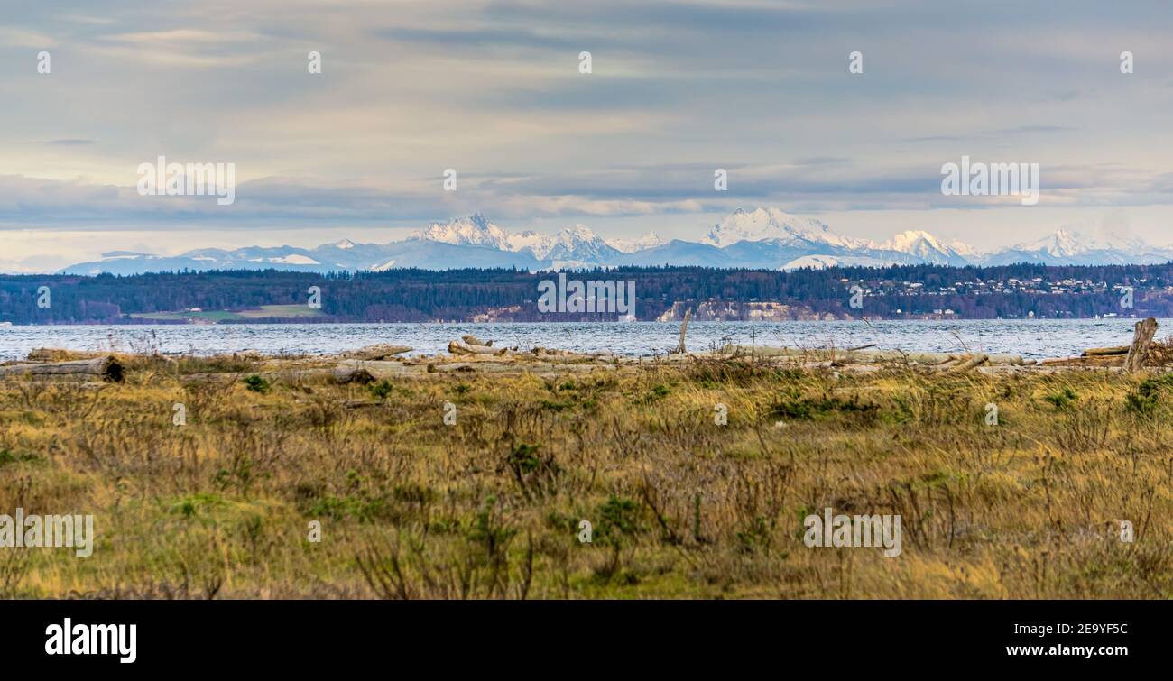 Ein Blick auf Gras und Berge von Port Townsend, Washington. Stockfoto