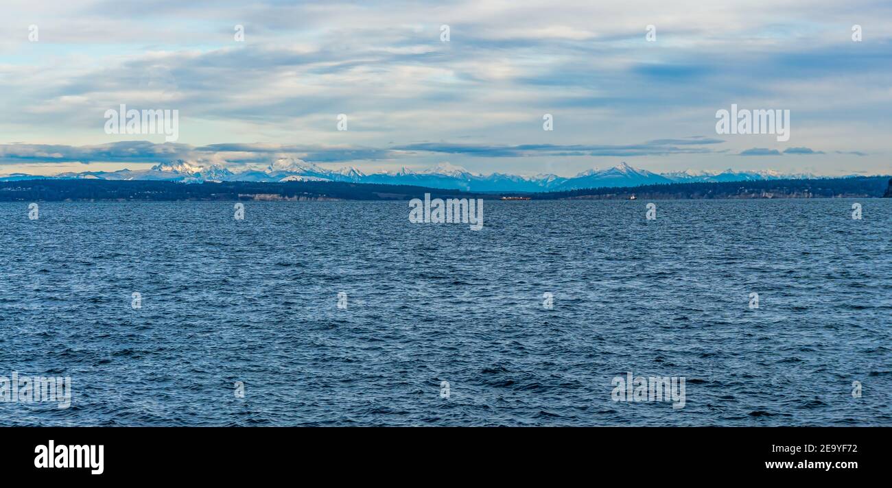 Ein Blick auf die Olympic Mountains von Port Townsend, Washington. Stockfoto