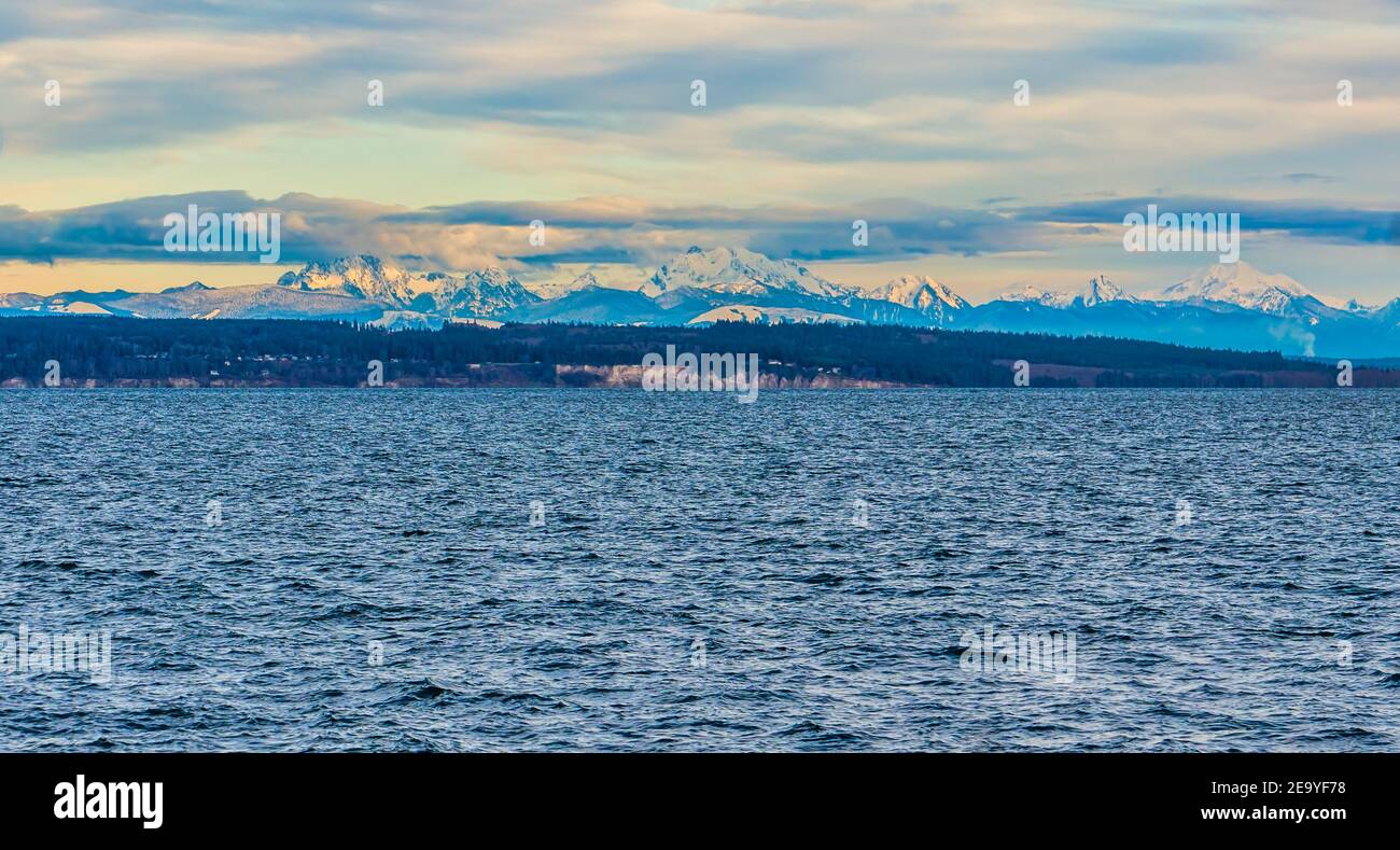 Ein Blick auf die Olympic Mountains von Port Townsend, Washington. Stockfoto
