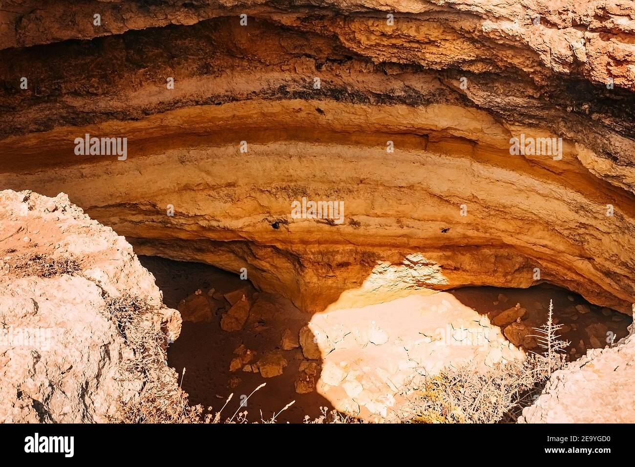 Felsen am berühmten Benagil Strand in Portugal, Wellen am Strand, Blick auf die Schlucht, tosenden Ozean Stockfoto