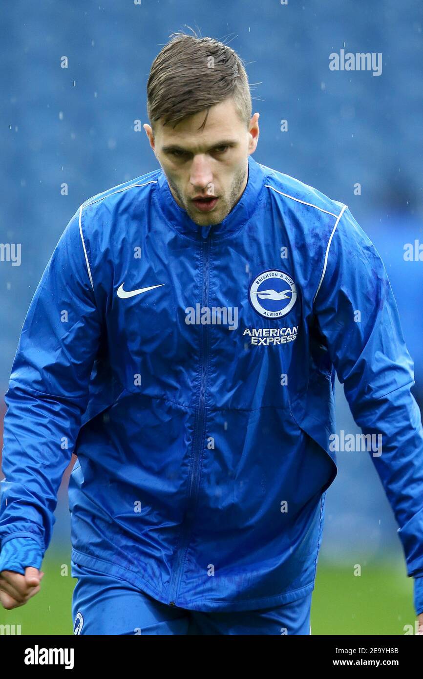 Burnley, Großbritannien. Februar 2021, 06th. Joel Veltman von Brighton & Hove Albion erwärmt sich. Premier League Spiel, Burnley gegen Brighton & Hove Albion im Turf Moor in Burnley, Lancs am Samstag, 6th. Februar 2021. Dieses Bild darf nur für redaktionelle Zwecke verwendet werden. Nur redaktionelle Verwendung, Lizenz für kommerzielle Nutzung erforderlich. Keine Verwendung in Wetten, Spiele oder ein einzelner Club / Liga / Spieler Publikationen. PIC von Chris Stading / Andrew Orchard Sport Fotografie / Alamy Live News Kredit: Andrew Orchard Sport Fotografie / Alamy Live News Stockfoto