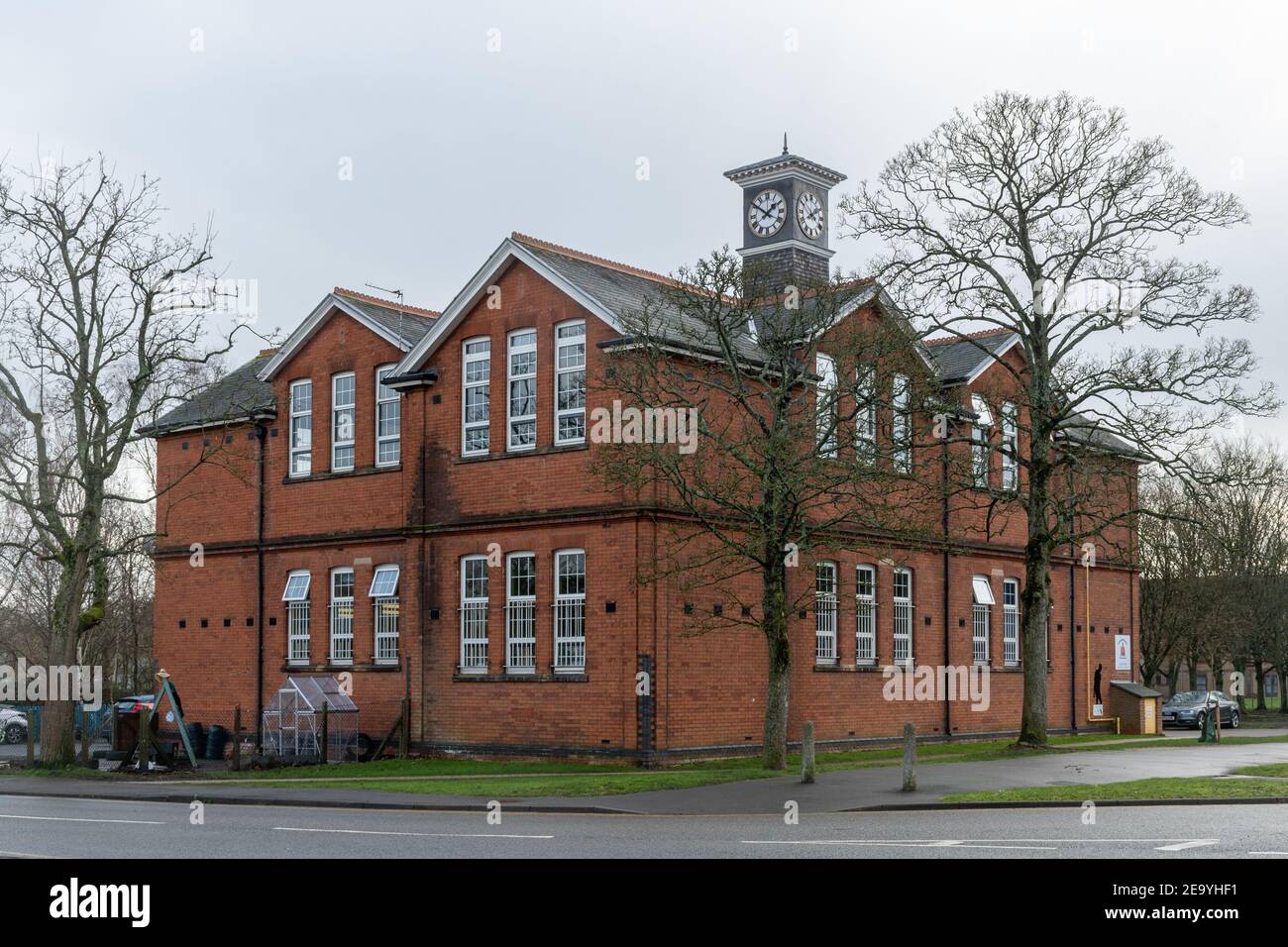 Clockhouse Gebäude in Aldershot, Hampshire, Großbritannien, früher eine Armeeschule, jetzt eine Kinderschule Stockfoto