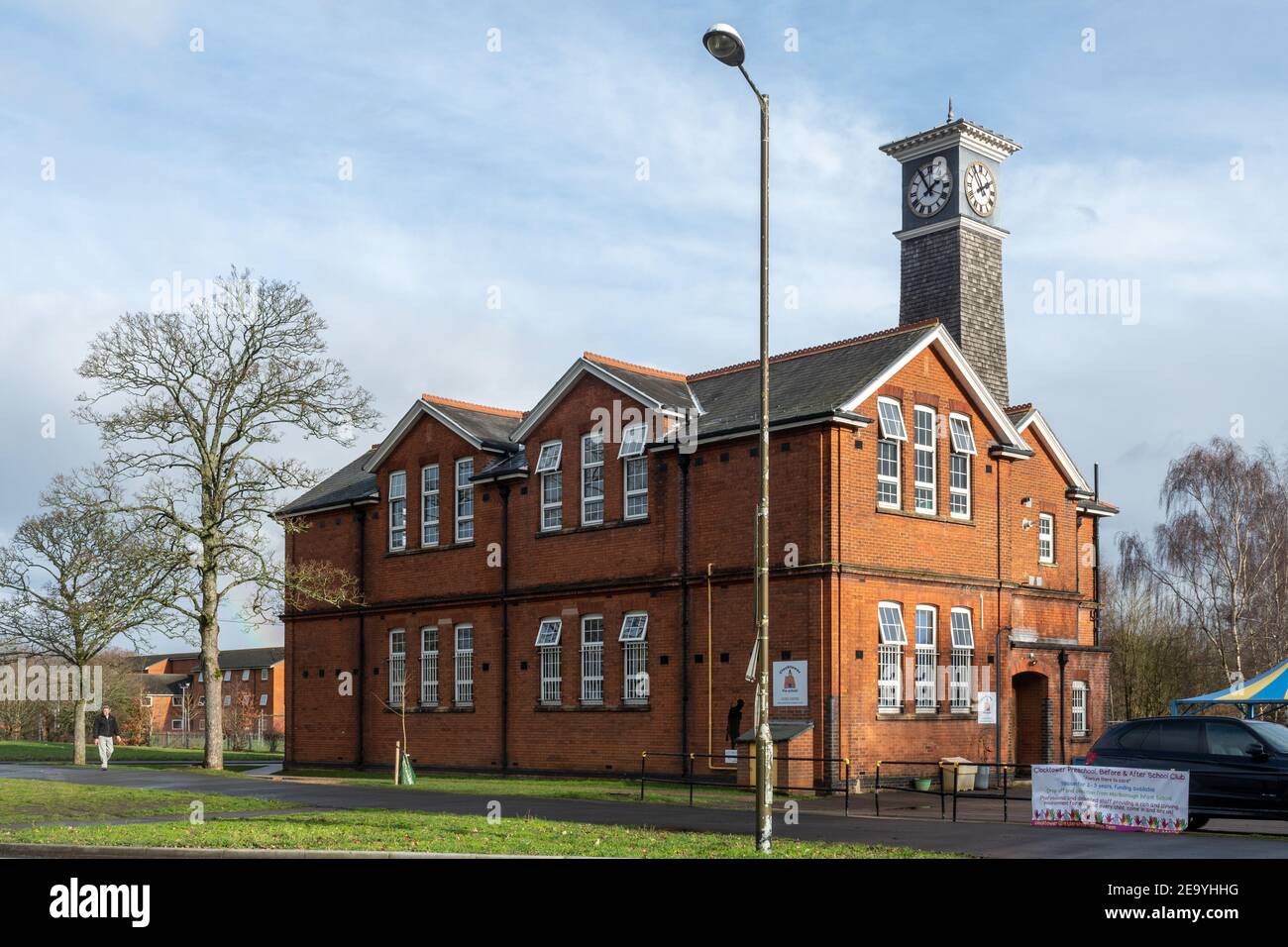 Clockhouse Gebäude in Aldershot, Hampshire, Großbritannien, früher eine Armeeschule, jetzt eine Kinderschule Stockfoto