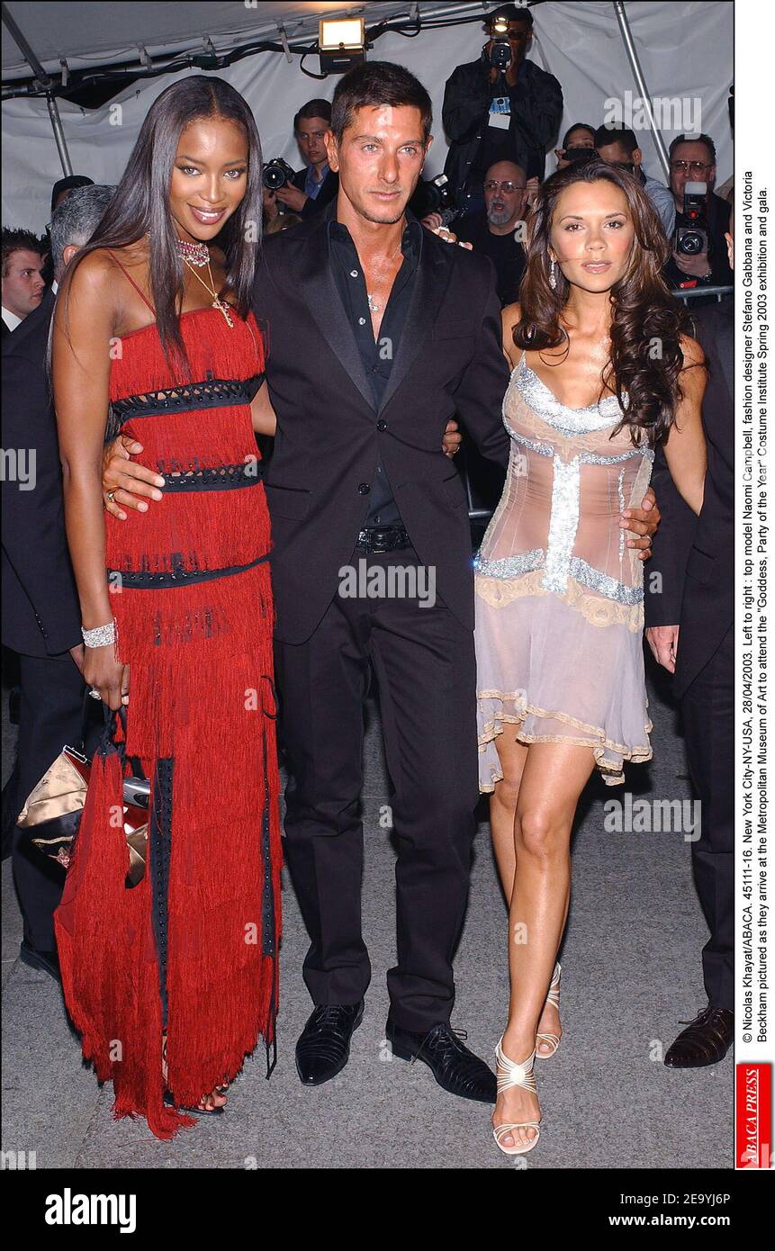 Datei Foto - © Nicolas Khayat/ABACA. 45111-16. New York City-NY-USA, 28/04/2003. Von links nach rechts: Topmodel Naomi Campbell, Modedesigner Stefano Gabbana und Victoria Beckham im Bild, als sie im Metropolitan Museum of Art ankommen, um die Göttin, Party of the Year Kostüm-Institut Frühjahr 2003 Ausstellung und Gala zu besuchen. Naomi Campbell wird am 22. Mai 2020 50 Jahre alt. Stockfoto