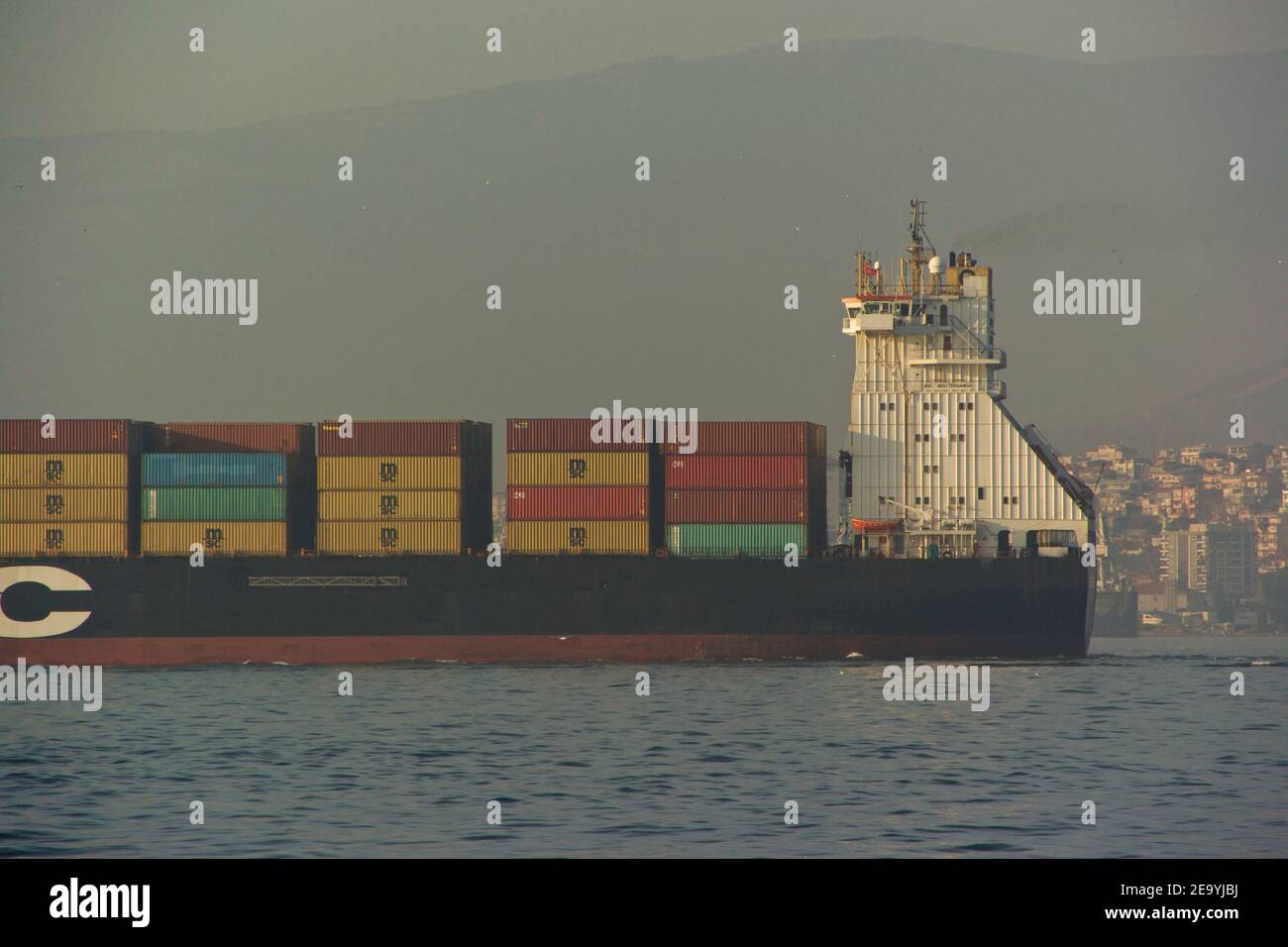 Containerschiff in Izmir Bay, Türkei Stockfoto