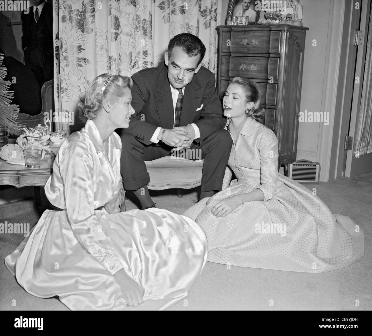 EXKLUSIV. HSH Prinz Rainier III von Monaco und seine Verlobte Grace Kelly (R) mit Margaret Davis, einer von Grace beiden Schwestern, während ihrer Verlobungsfeier im Kelly Haus in Philadelphia, Pennsylvania, USA, am 6. Januar 1956. Foto von ABACA. Stockfoto