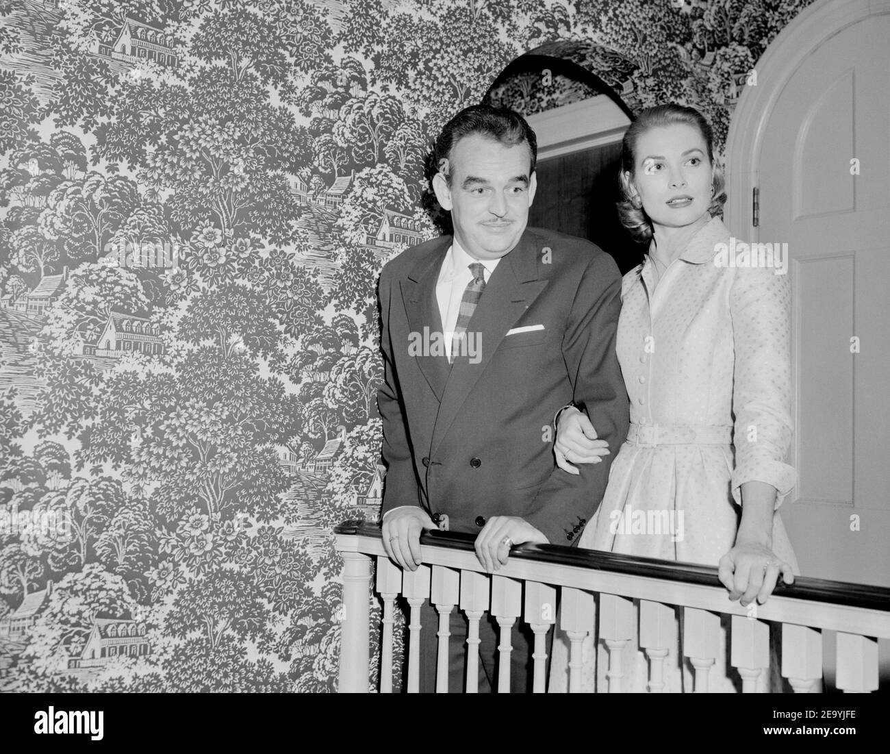 EXKLUSIV. HSH Prinz Rainier III von Monaco und seine Verlobte Grace Kelly während ihrer Verlobungsfeier am 6. Januar 1956 im Kelly-Haus in Philadelphia, Pennsylvania, USA. Foto von ABACA. Stockfoto