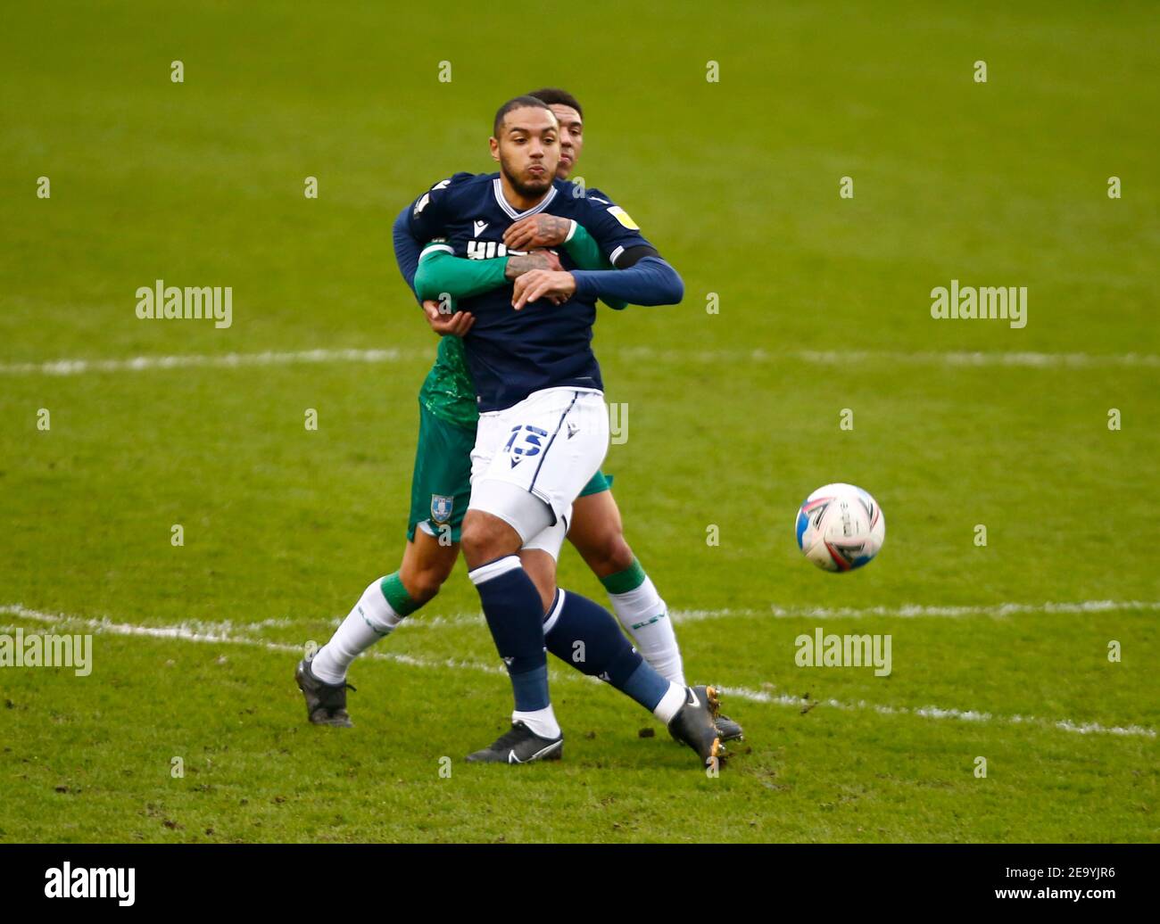 LONDON, Vereinigtes Königreich, FEBRUAR 06: Kenneth Zohore von Millwall tossle mit Sheffield Mittwoch Liam Palmer während der Sky Bet Championship zwischen Millwall und Sheffield Mittwoch im Den Stadium, London auf 06th Februar, 2021 Credit: Action Foto Sport/Alamy Live News Stockfoto