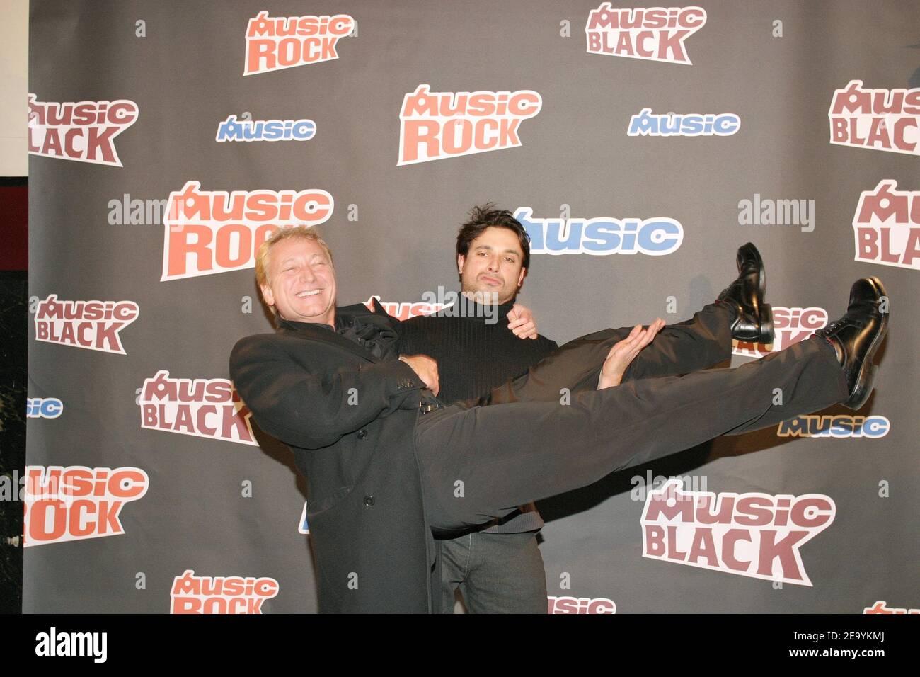 Der französische TV-Moderator Laurent Boyer (L) und der Humorist Bruno Salomone nehmen am 10. Januar 2005 an der Startparty für die M6 neuen TV-Sender "M 6 Rock" und "M 6 Black" in Salle Wagram in Paris Teil. Foto von Benoit Pinguet/ABACA. Stockfoto