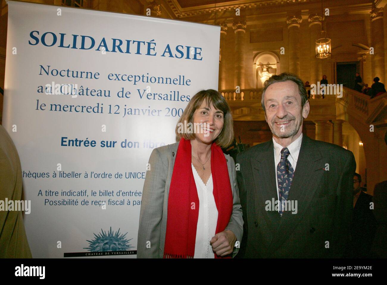 Christine Albanel (L), Präsidentin des Standortes Versailles und Trianon (Etablissement Public du Muse et du Domaine National de Versailles) und UNICEF-Präsident Jacques Hintzi bei der feierlichen Eröffnung der königlichen Wohnungen im Schloss Versailles in der Nähe von Paris am 12. Januar 2005, Als Teil einer einzigartigen Aktion zugunsten des UNICEF zur Unterstützung der Tsunami-Opfer in Südasien. Foto von Laurent Zabulon/ABACA. Stockfoto
