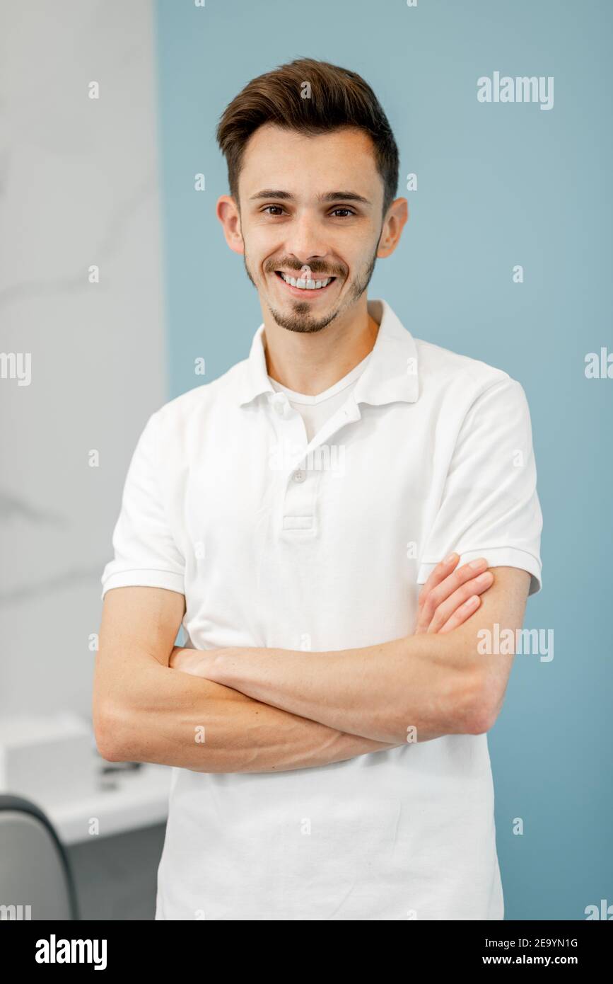 Porträt eines jungen Zahnarztes im Kabinett Stockfoto