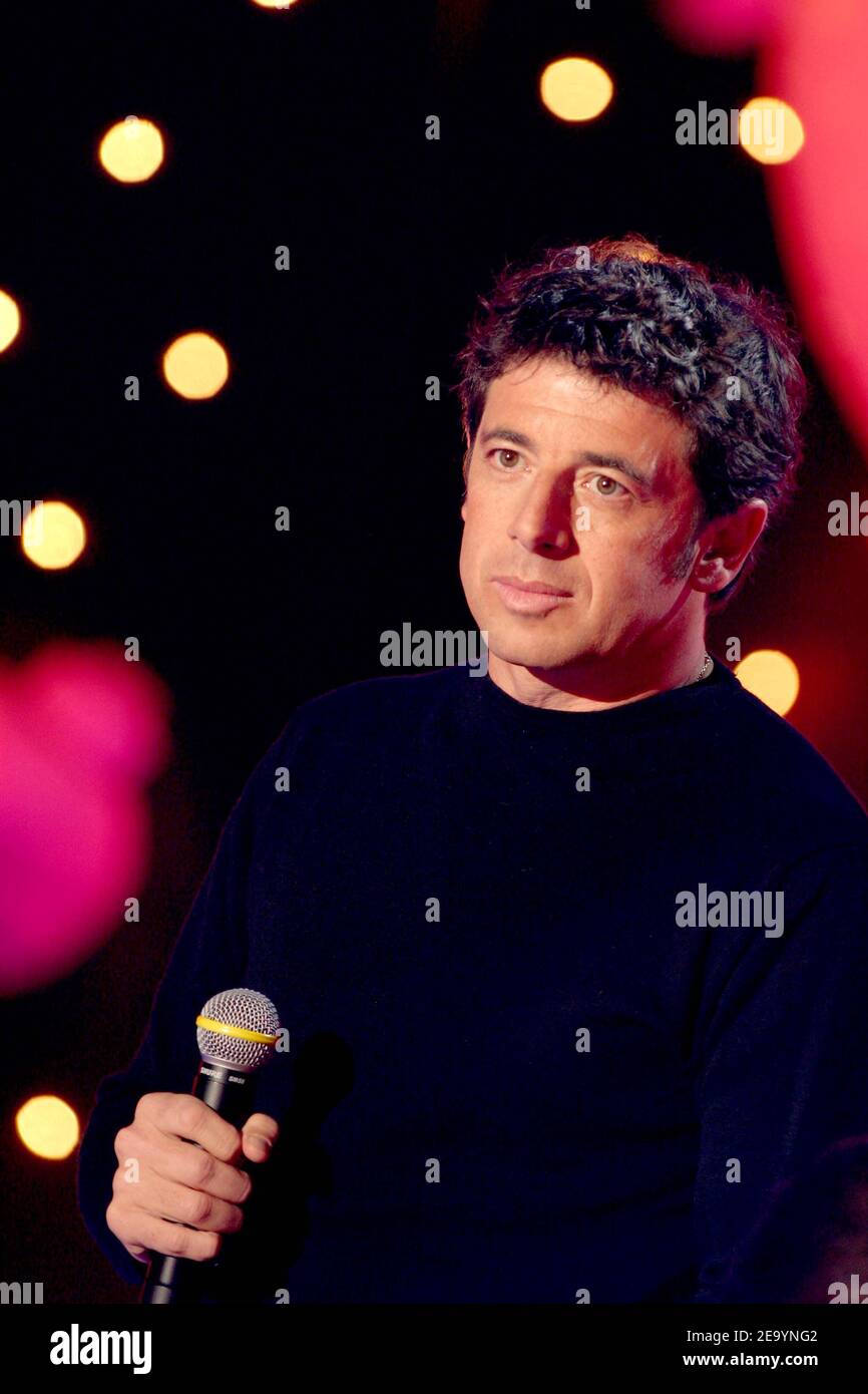 Der französische Sänger Patrick Bruel tritt während der Fernsehsendung 'Solidarite Asie' auf, die Michel Drucker am 16. Januar 2005 auf dem Fernsehsender France 2 präsentierte, zum Wohle der Tsunami-Opfer in Südasien auf. Foto von Jean-Jacques Datchary/ABACA. Stockfoto