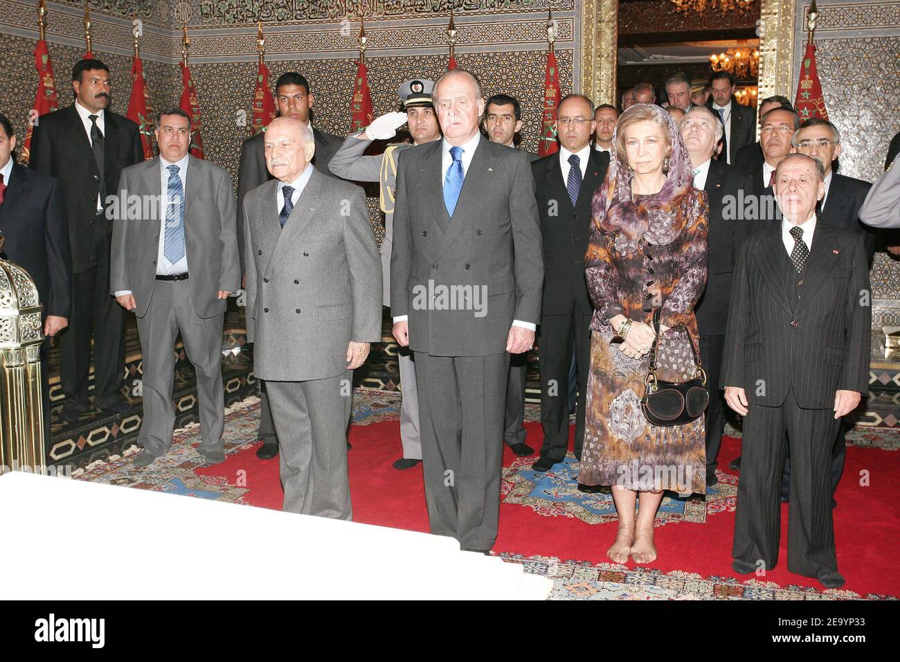 Der spanische König und die spanische Königin Juan Carlos und Sofia von Spanien besuchen am zweiten Tag ihres Staatsbesuchs in Marokko am 18. Januar 2005 das Rabat-Mausoleum. Foto von Nebinger-Abd Rabbo/ABACA. Stockfoto