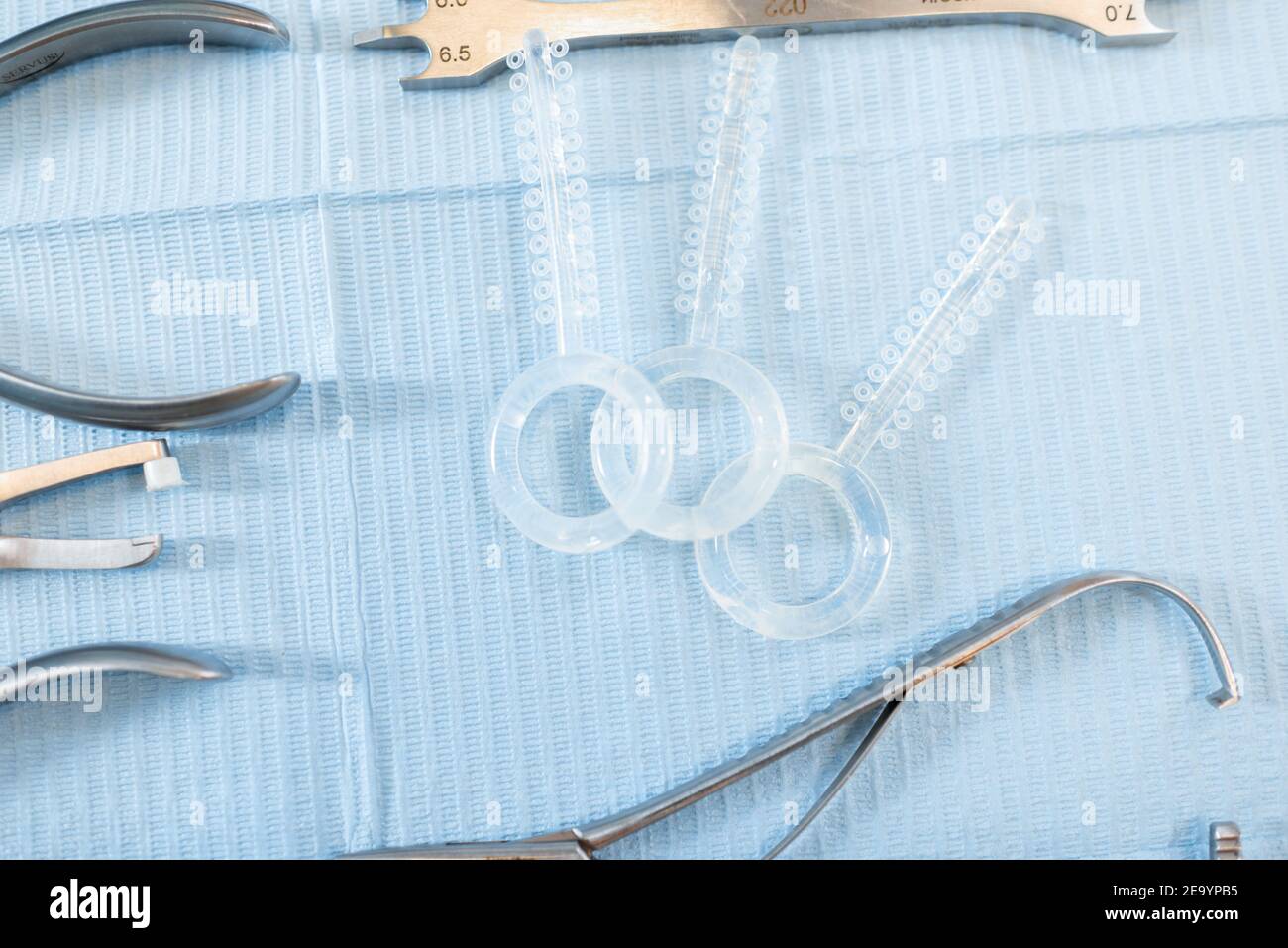 Zahnmedizinische Werkzeuge und Gummibänder für die kieferorthopädische Behandlung Stockfoto