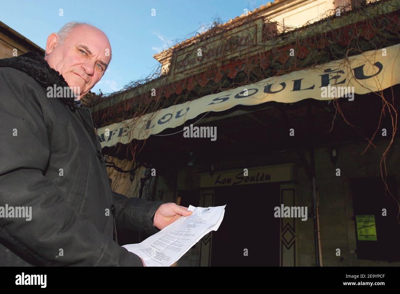 Robert Larrive, Inhaber der Bar Lou Souleu in der Heimatstadt Frederic Mistral in Maillane, Südfrankreich, die am 19. Januar 2005 nach einem tragischen Verkehrsunfall durch eine präfektorale Entscheidung geschlossen wurde. Foto von Gerald Holubowicz/ABACA Stockfoto