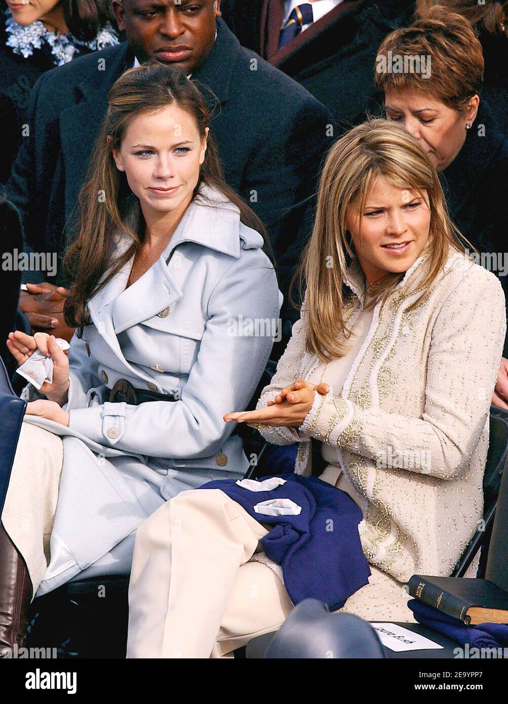 Jenna und Barbara Bush während der Einweihungszeremonie auf dem Capitol Hill in Washington am 20. Januar 2005, während First Lady Laura Bush auf sie schaut. Foto von Douliery-Khayat/ABACA. Stockfoto