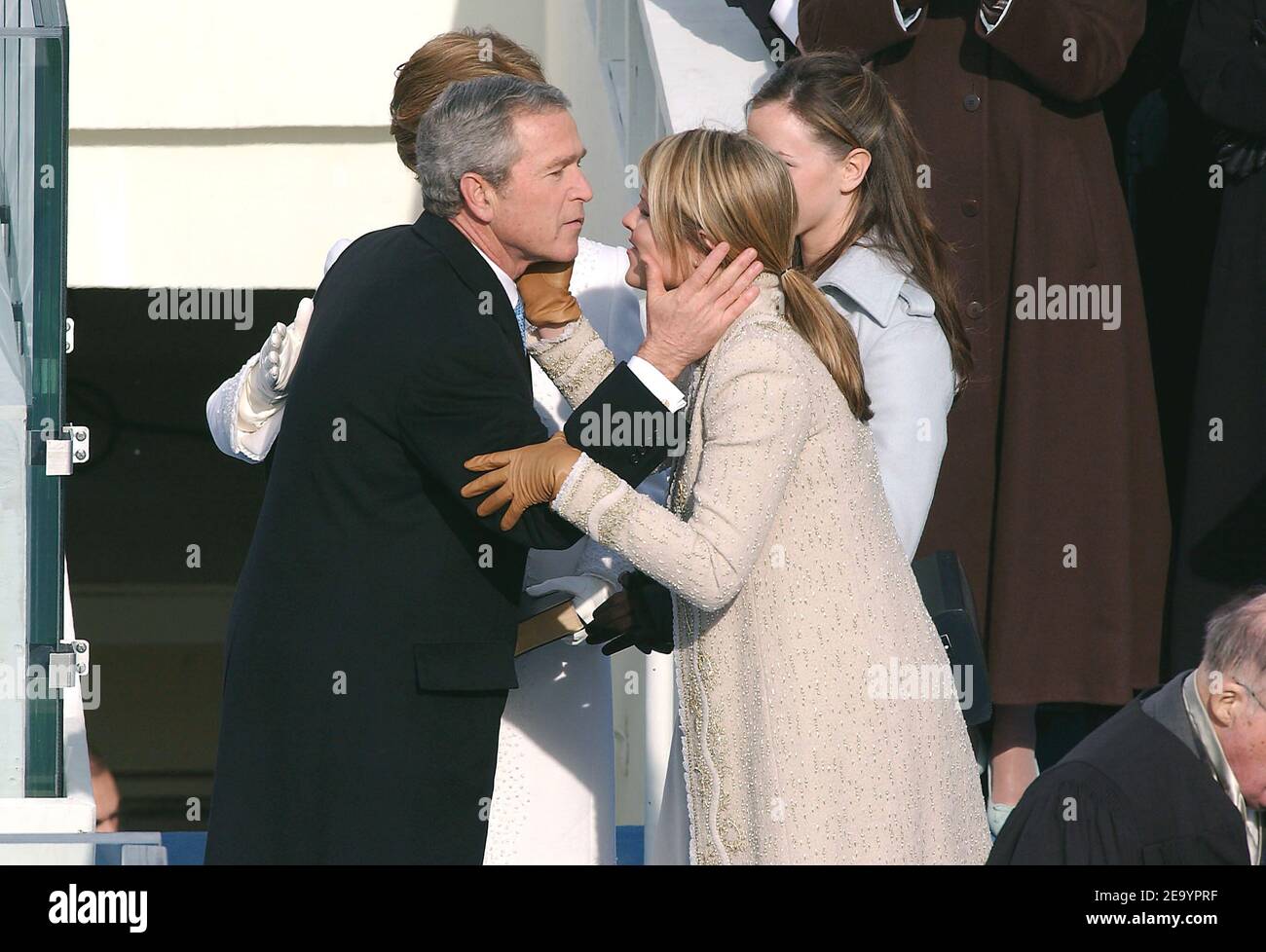 US-Präsident George W. Bush legt während der Einweihungszeremonie auf dem Capitol Hill in Washington, am 20. Januar 2005, den Amtseid des Obersten Gerichtshofes William Rehnquist ab, während First Lady Laura Bush und ihre Töchter Jenna und Barbara darauf blicken. Foto von Douliery-Khayat/ABACA. Stockfoto