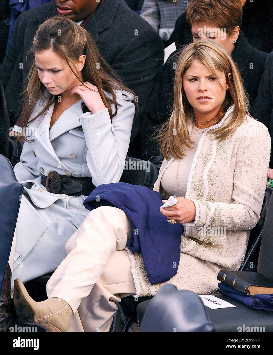 Jenna und Barbara Bush während der Einweihungszeremonie auf dem Capitol Hill in Washington am 20. Januar 2005, während First Lady Laura Bush auf sie schaut. Foto von Douliery-Khayat/ABACA. Stockfoto