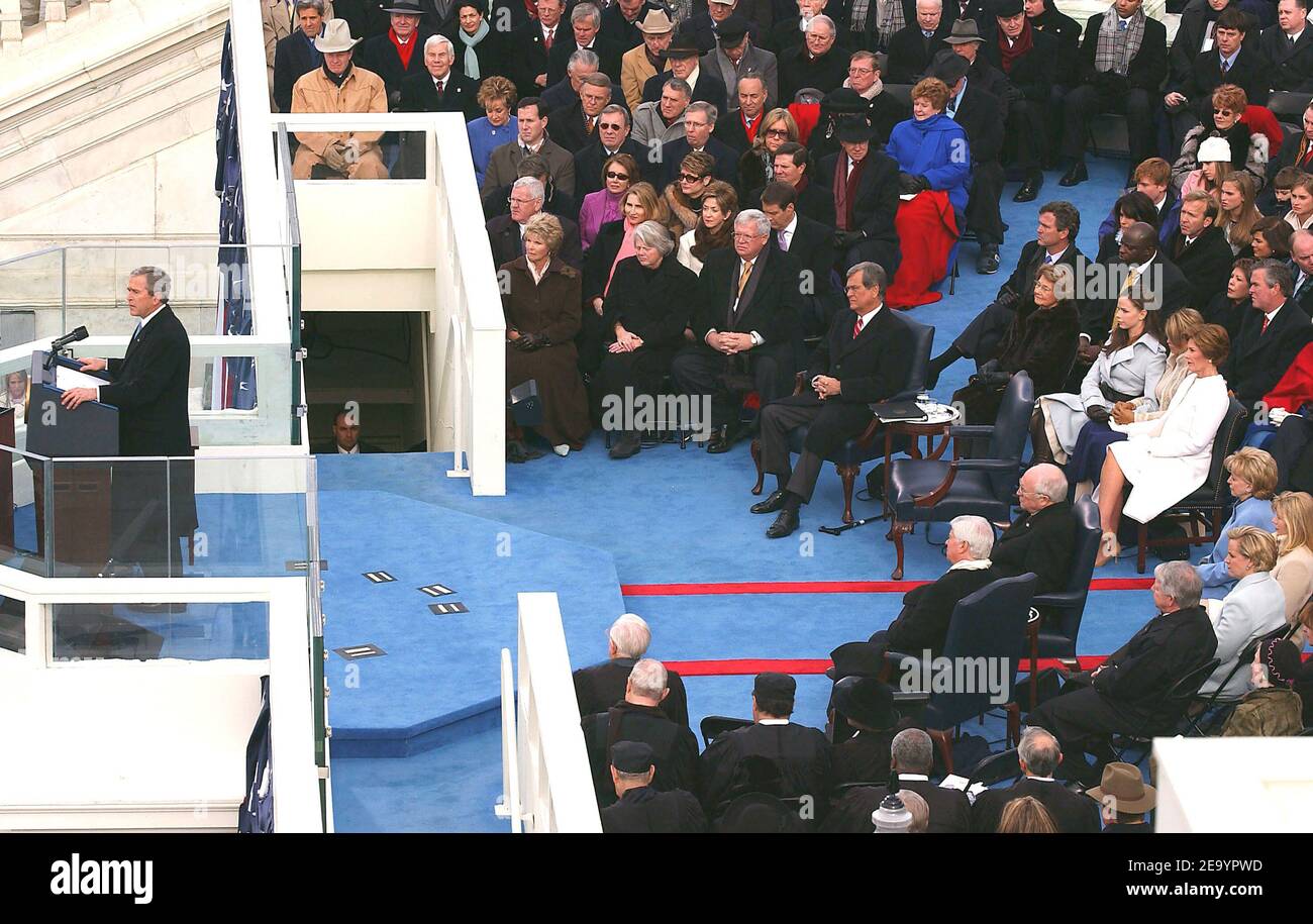 US-Präsident George W. Bush hält seine Rede zum Tag der Einweihung während der Einweihungszeremonie auf dem Capitol Hill in Washington am 20. Januar 2005, während First Lady Laura Bush zuschaut. Foto von Douliery-Khayat/ABACA. Stockfoto