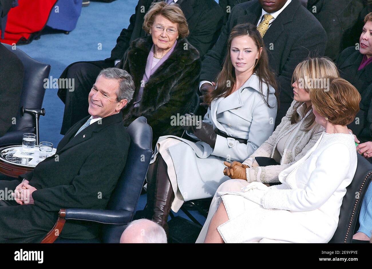 Von links nach rechts US-Präsident George W. Bush, Jenna Welch (Lauras Mutter), Barbara, Jenna und Laura Bush lächeln während der Einweihungszeremonie auf dem Capitol Hill in Washington am 20. Januar 2005, während First Lady Laura Bush auf sie schaut. Foto von Douliery-Khayat/ABACA. Stockfoto