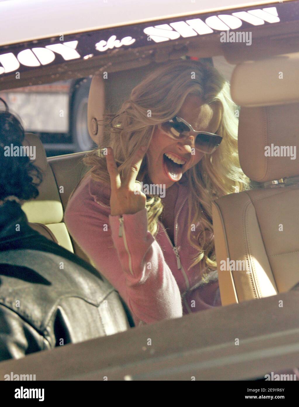 Spielgefährtin Jenny McCarthy beim Spaziergang in der Main Street für das Sundance Film Festival 2005 in Park City, UT, USA am 21. Januar 2005. Foto von Charles Guerin/ABACA. Stockfoto